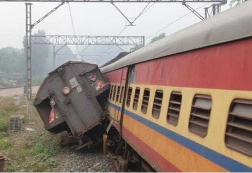झारखंड में मालगाड़ियों की टक्कर, दो की मौत, चार घायल